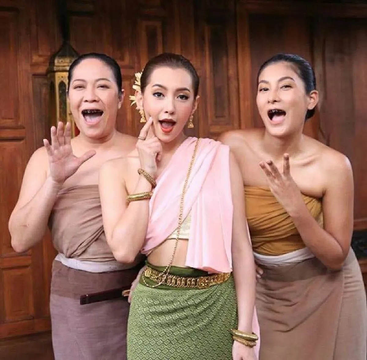 3 แซ่บแห่งอยุธยา! เบลล่า ราณี นำทีมโพสท่าเป๊ะอวดความปังอย่างกับเดอะเฟซฯ