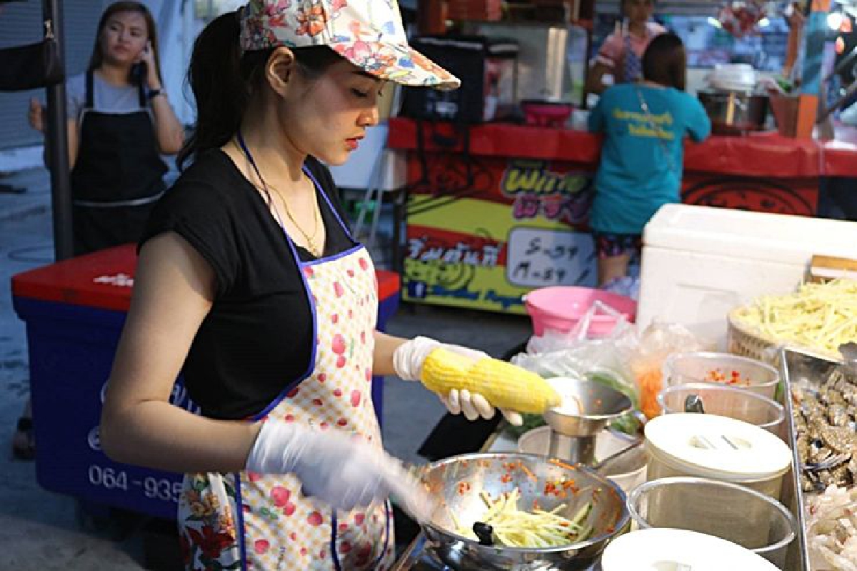 อดีตสาวโรงงานพลิกชีวิตขายสารพัดยำกำไรอื้อ อดีตสาวโรงงานพลิกชีวิตขายสารพัดยำกำไรอื้อ