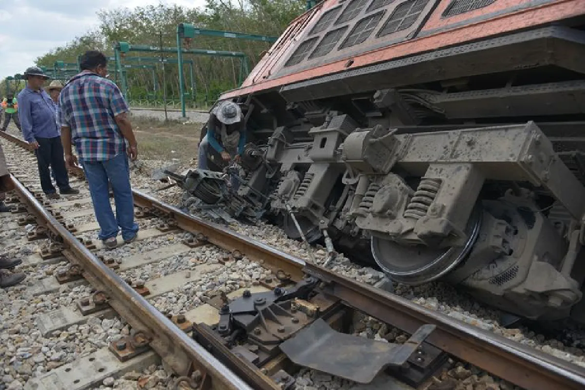 รถไฟตกรางที่ภาคใต้ต้องปิดการเดินทางตลอดวัน