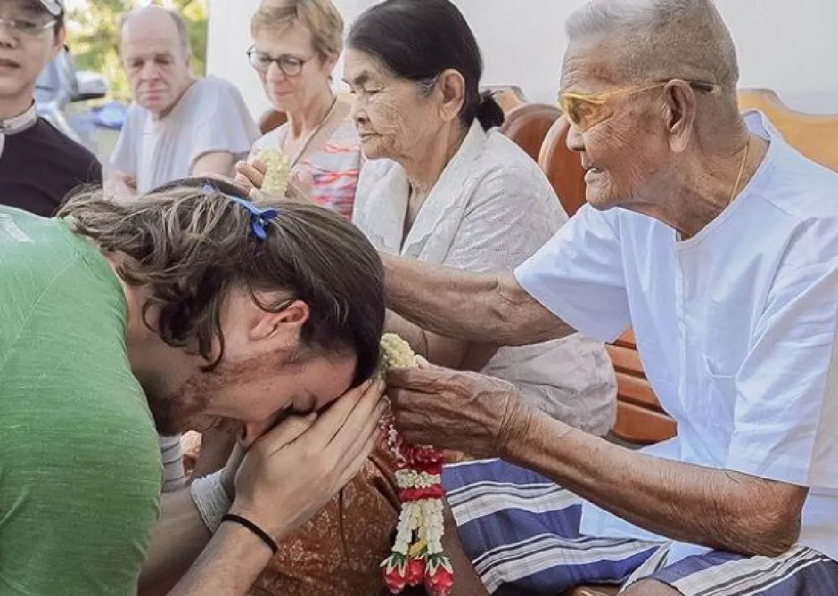 อบอุ่นพร้อมหน้า! สุนารี ราชสีมา ควงสามีฝรั่งและลูกๆ สวมชุดไทยเที่ยวชมกรุง