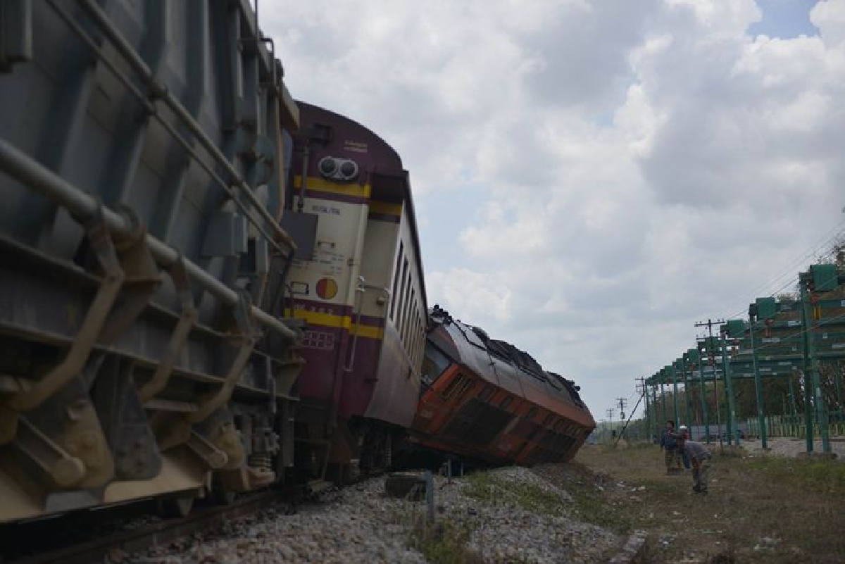 รถไฟตกรางที่ภาคใต้ต้องปิดการเดินทางตลอดวัน รถไฟตกรางที่ภาคใต้ต้องปิดการเดินทางตลอดวัน