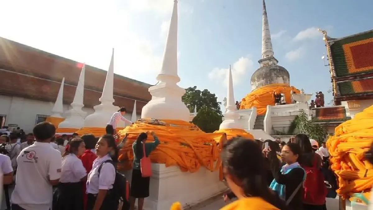 พุทธศาสนิกชนนับหมื่นร่วมแห่ผ้าขึ้นธาตุที่เมืองนคร