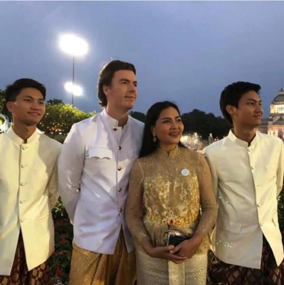 อบอุ่นพร้อมหน้า! สุนารี ราชสีมา ควงสามีฝรั่งและลูกๆ สวมชุดไทยเที่ยวชมกรุง