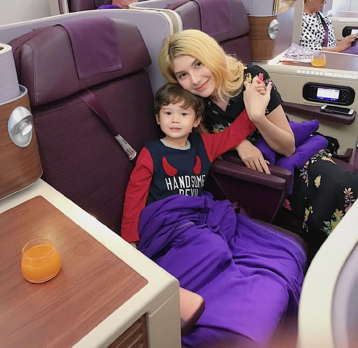 ลูกหนึ่งยังแซ่บ! ซาร่า คาซิงกีนี อวดหุ่นเซ็กซี่ริมทะเลภูเก็ต