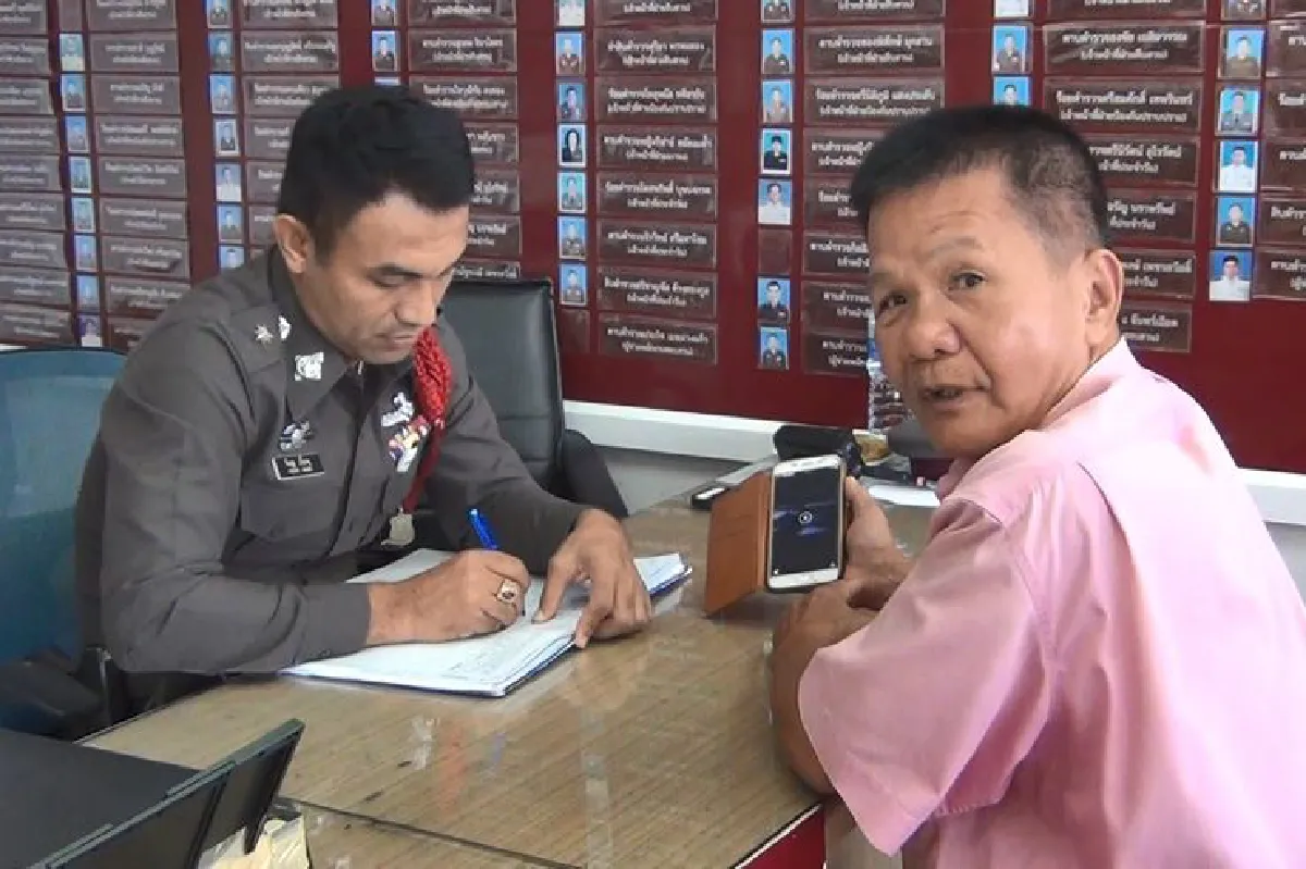 โลกนี้อยู่ยาก!จอดกระบะล้ำหน้าบ้านติดกันเจอเทขี้เถ้าเต็มฝากระโปรง