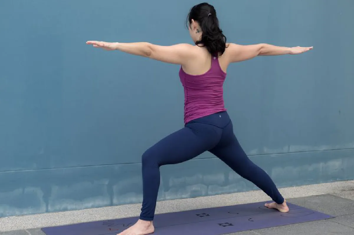 โยคะฝึกใช้กล้ามเนื้อส่วนหัวไหล่และแขน : Utthita Parsvakonasana