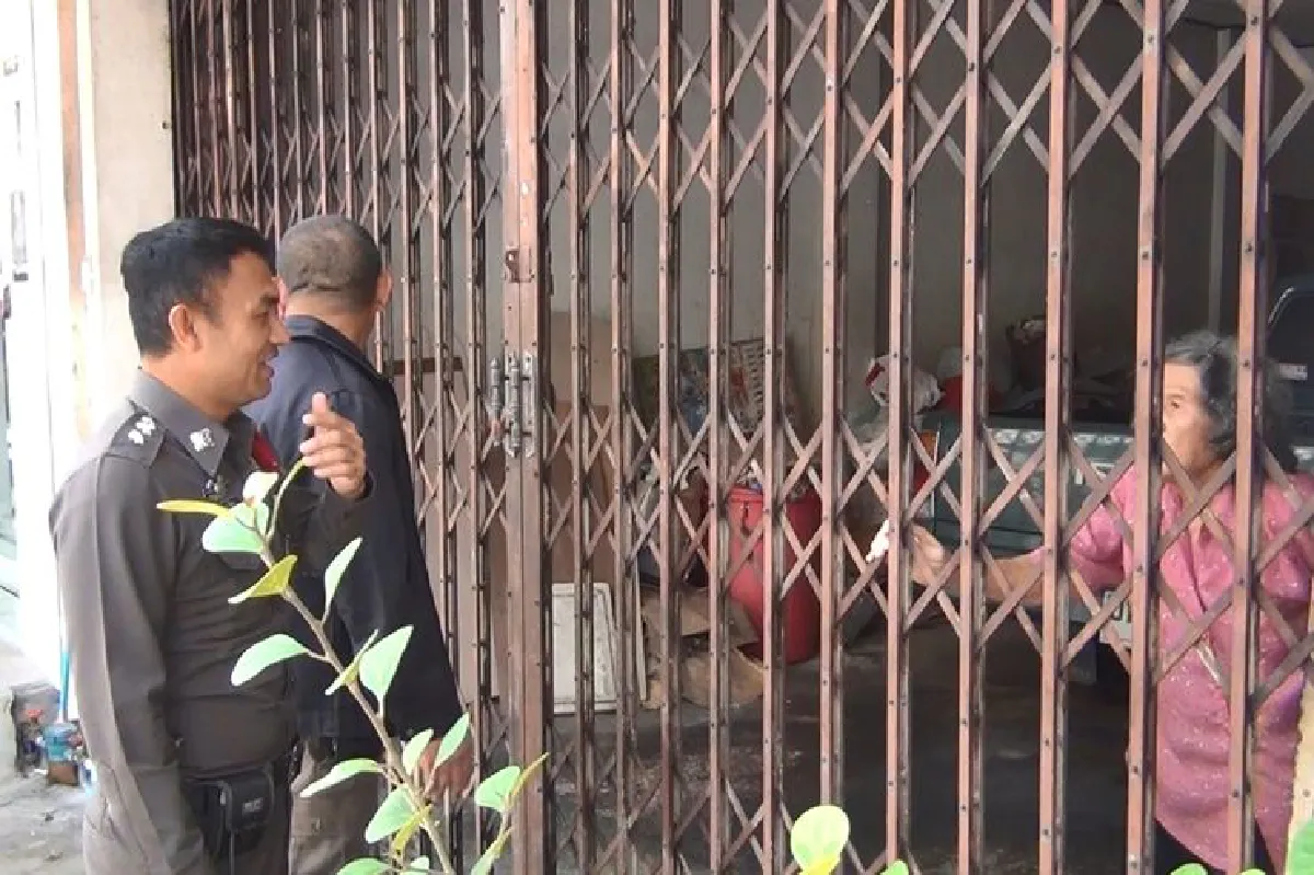 โลกนี้อยู่ยาก!จอดกระบะล้ำหน้าบ้านติดกันเจอเทขี้เถ้าเต็มฝากระโปรง