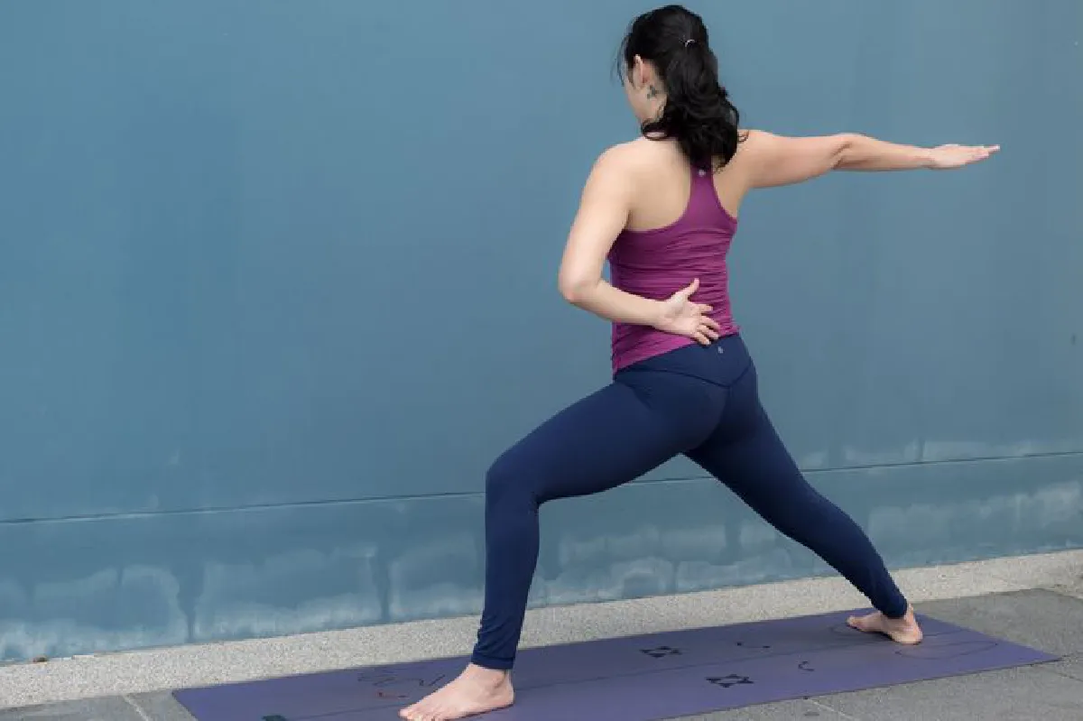 โยคะฝึกใช้กล้ามเนื้อส่วนหัวไหล่และแขน : Utthita Parsvakonasana