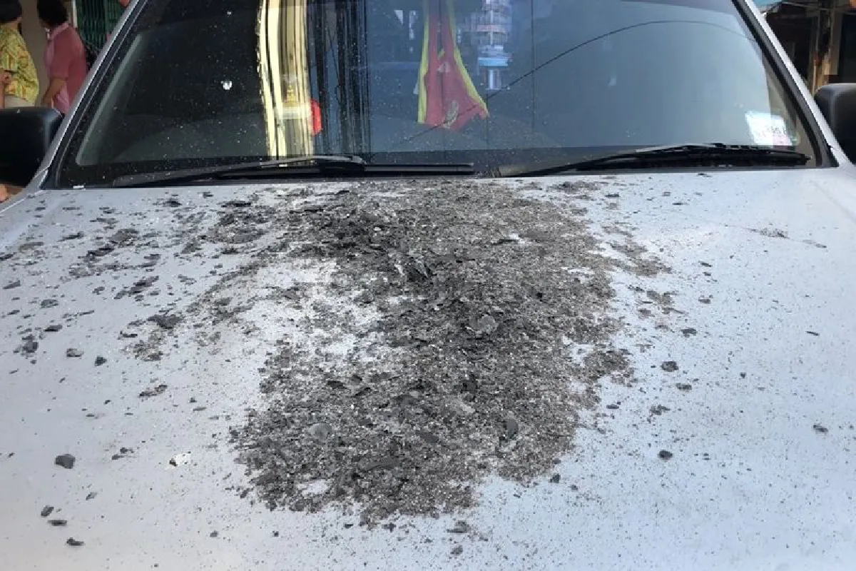 โลกนี้อยู่ยาก!จอดกระบะล้ำหน้าบ้านติดกันเจอเทขี้เถ้าเต็มฝากระโปรง