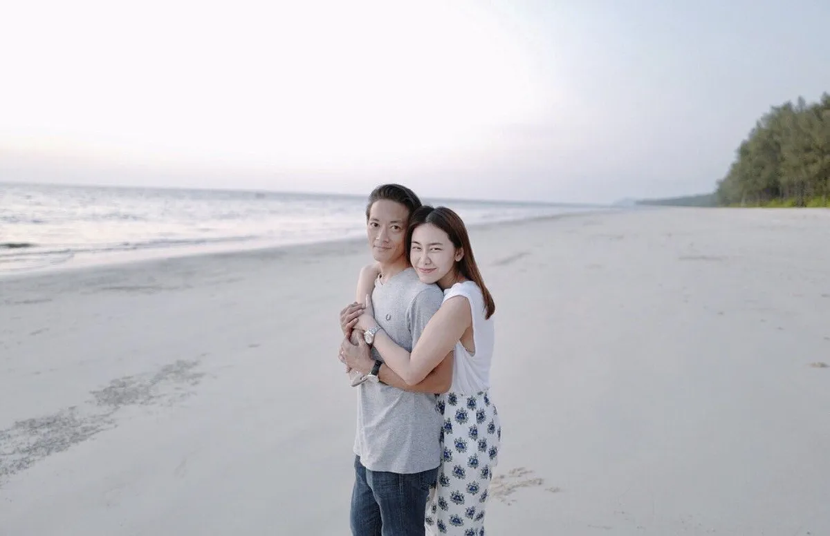 นานๆจะหวานออกสื่อ! นาเดีย-ม.ล.อภิมงคล สวีทจัดหนักเติมรักริมหาด