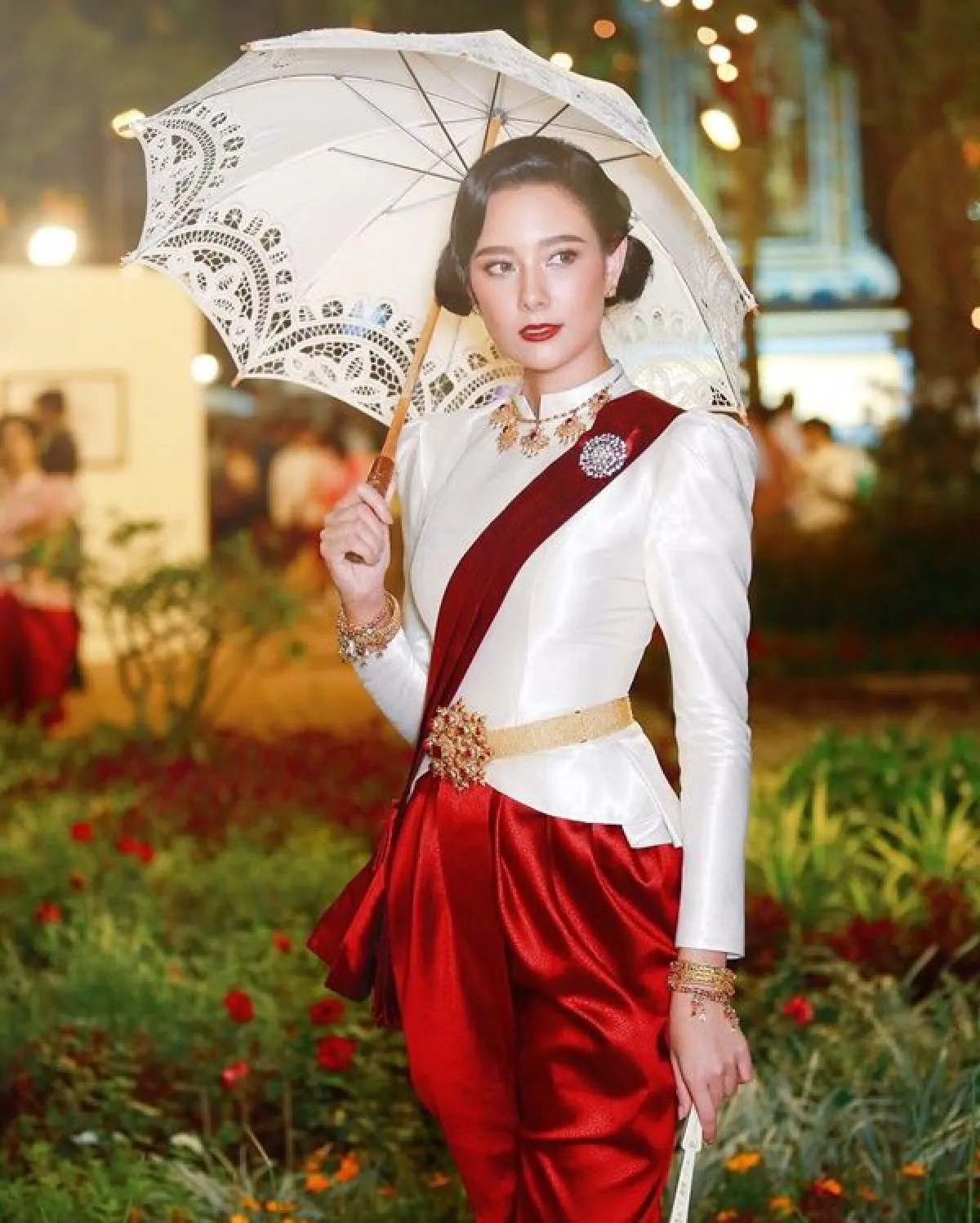 นางเอกลูกครึ่ง แซมมี่ เคาวเวลล์ งดงามชวนสะกดในชุดไทย