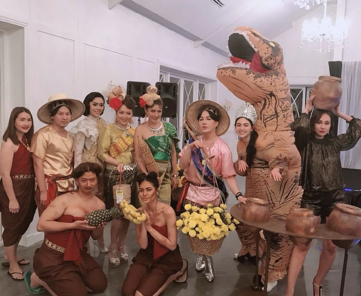 ใหม่-น้ำตาล ไม่ห่วงสวย! แต่งชุดไดโนเสาร์-พี่ผินพี่แย้ม ร่วมปาร์ตี้วันเกิดพี่เกล้า