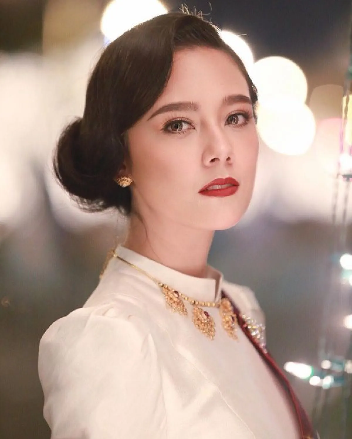 นางเอกลูกครึ่ง แซมมี่ เคาวเวลล์ งดงามชวนสะกดในชุดไทย