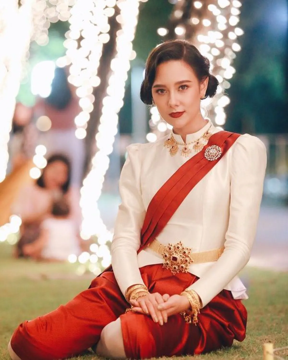 นางเอกลูกครึ่ง แซมมี่ เคาวเวลล์ งดงามชวนสะกดในชุดไทย