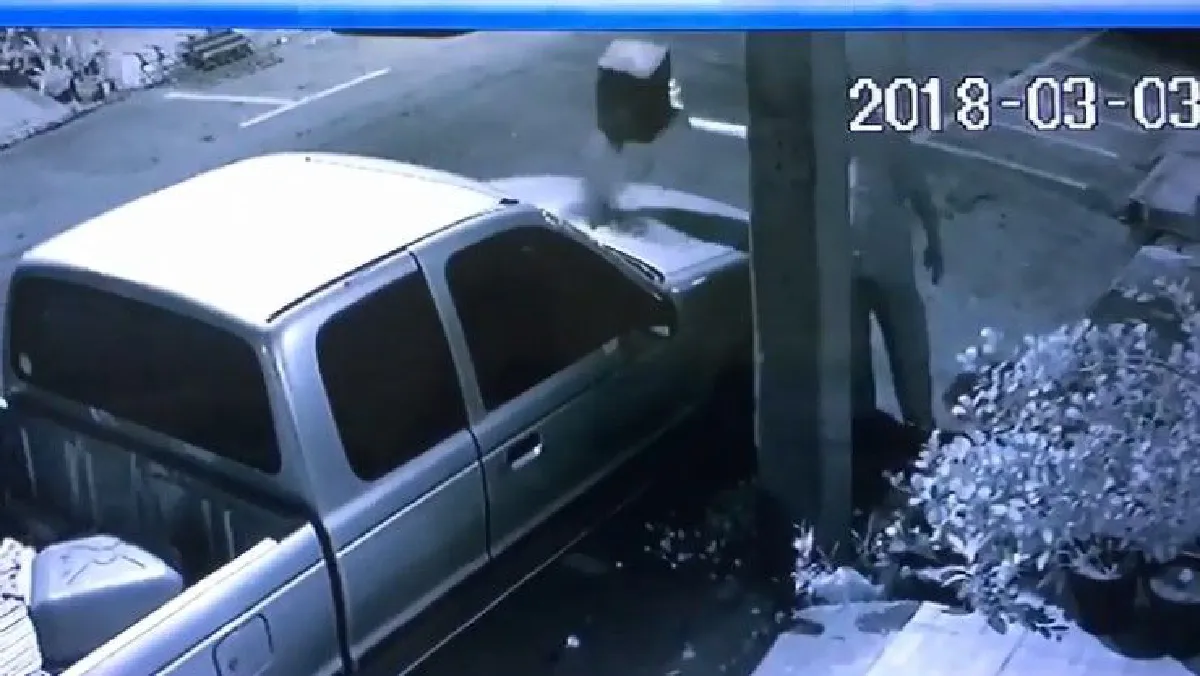 "ทนไม่ไหวจริงๆ พาแม่ไปหาหมอไม่ได้" ชายเปิดใจเทขี้เถ้าใส่รถเพื่อนบ้านจอดขวาง