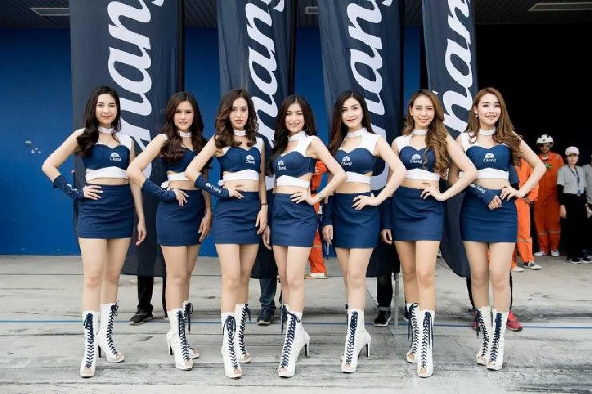 "BNK48" ประชันพริตตีสุดฮอต สีสันข้างสนามซิ่งบุรีรัมย์