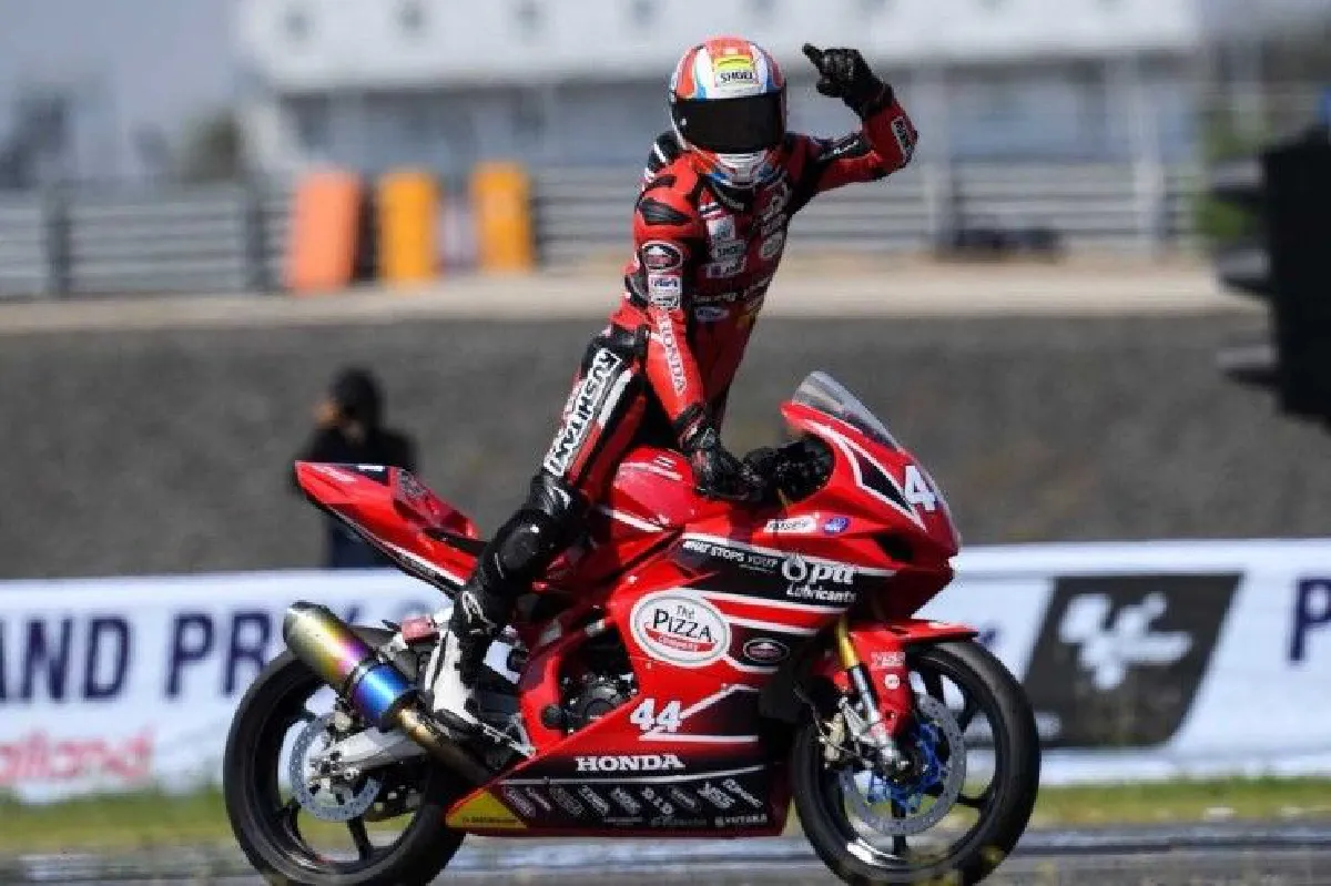 "น้องมุกข์" นักซิ่งสาวไทยชนะนักบิดชายผงาดแชมป์เอเชีย