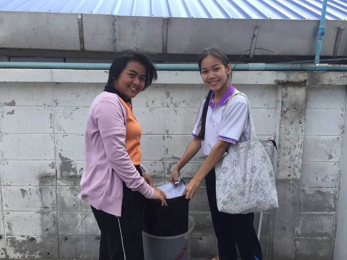 ตำรวจจราจรสั่งนักเรียน"ไม่สวมหมวกกันน็อค"เก็บขยะหน้าโรงพักแทนออกใบสั่ง