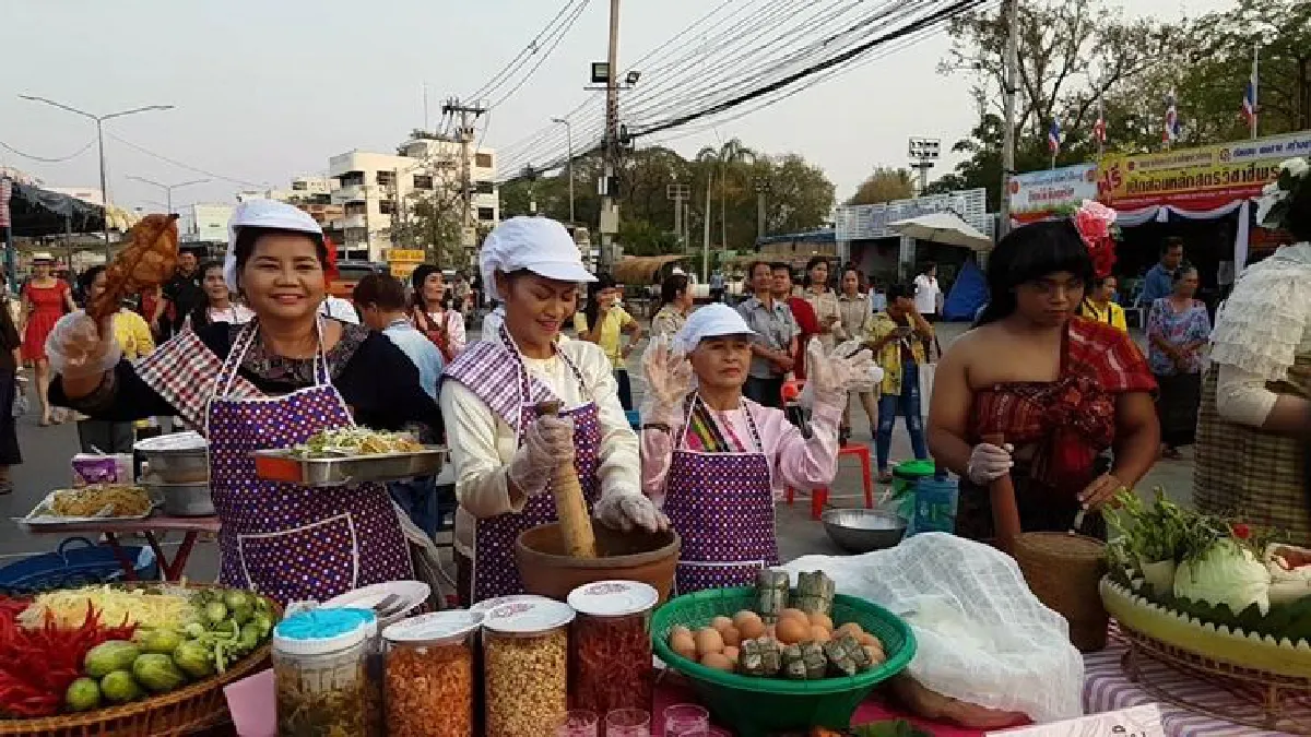 อ.บัวใหญ่จัดประกวดประชันส้มตำลีลาสะท้านภพ