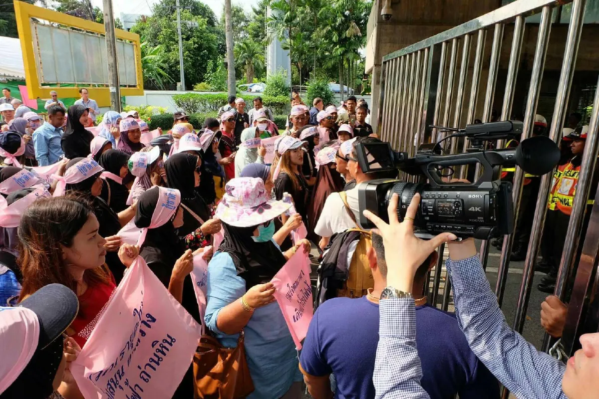 ม็อบคนเทพา บุก กฟผ.หนุนสร้างโรงไฟฟ้าถ่านหิน