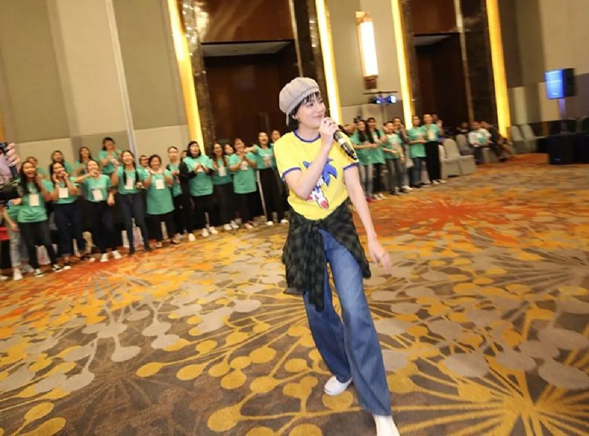 เหมือนมาก! คิมเบอร์ลี่ แปลงโฉมเป็น ทาทา ยัง ร้องเต้นเต็มที่เพื่อแฟนคลับ