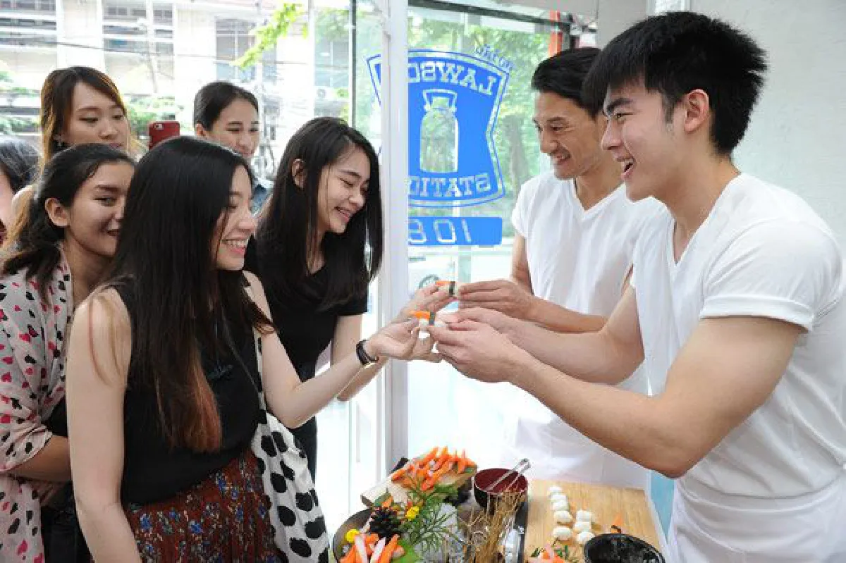 "คานิแฟมิลี่"  จากบูธชิมสู่กระแสบนโซเชียล "ทาราบะซูชิแมน  น่าอัดจัดไป" ไอเท็มฟินๆกับก้ามปูแมนๆ ชูจุดแข็ง!! ที่สุดแห่งรสชาติพรีเมี่ยม "ราชาปูอัดขนานแท้" ปูอัด คานิ ทาราบะ เรด คิงแครบ.. ราคาจับต้องได้