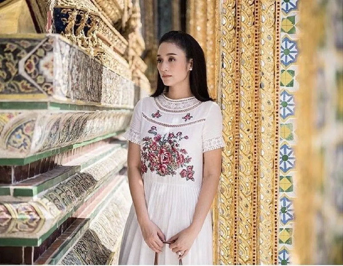 ครีม เปรมสินี ควงสามีเข้าวัดทำบุญเรียบง่าย ในวันครบรอบแต่งงาน 1 ปี