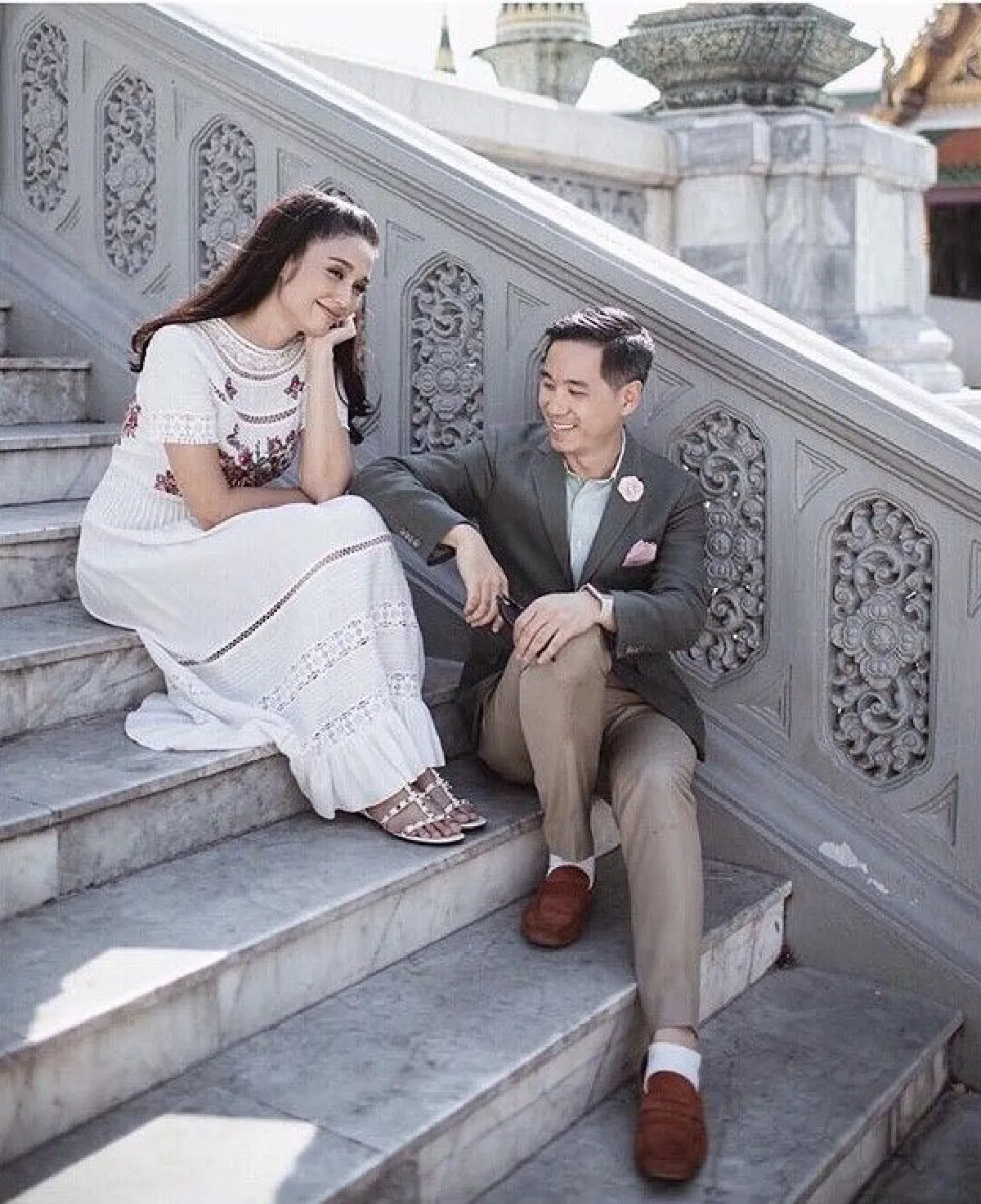 ครีม เปรมสินี ควงสามีเข้าวัดทำบุญเรียบง่าย ในวันครบรอบแต่งงาน 1 ปี