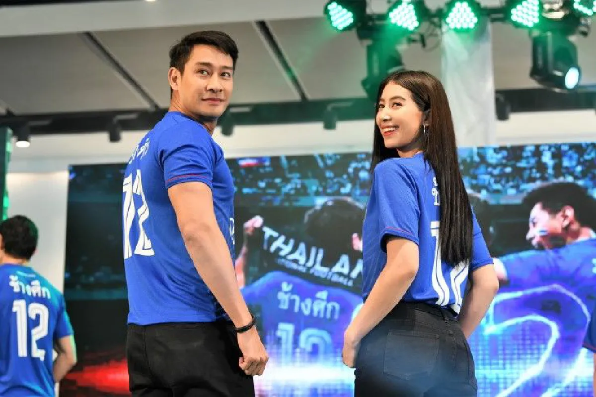 คลิป "สมยศ" แซวขอซื้อเสื้อที่พริตตี้สาวใส่ในงานเปิดตัว "ช้างศึกเบอร์ 12"