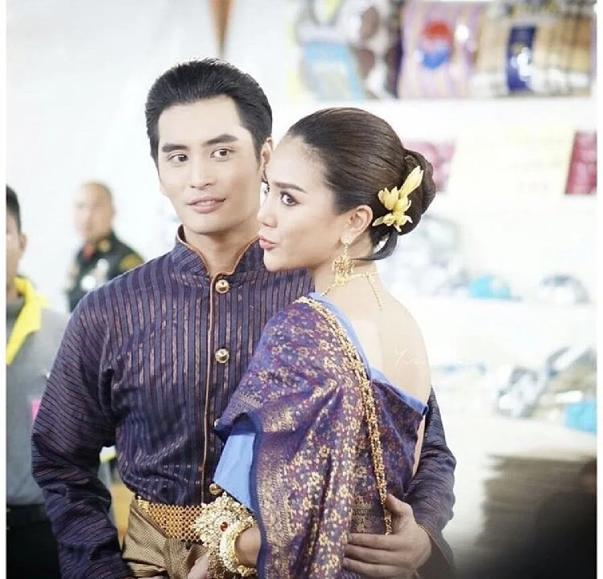 ปราง กัญญ์ณรัณ แต่งชุดไทยสไบม่วง สวยงามท่ามกลางแสงไฟยามค่ำคืน