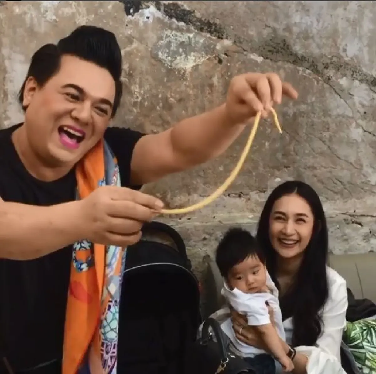 เนย ยิ้มไม่หุบ! เอ ศุภชัย ซื้อสร้อยทองเส้นใหญ่รับขวัญ น้องอคิณ (คลิป)