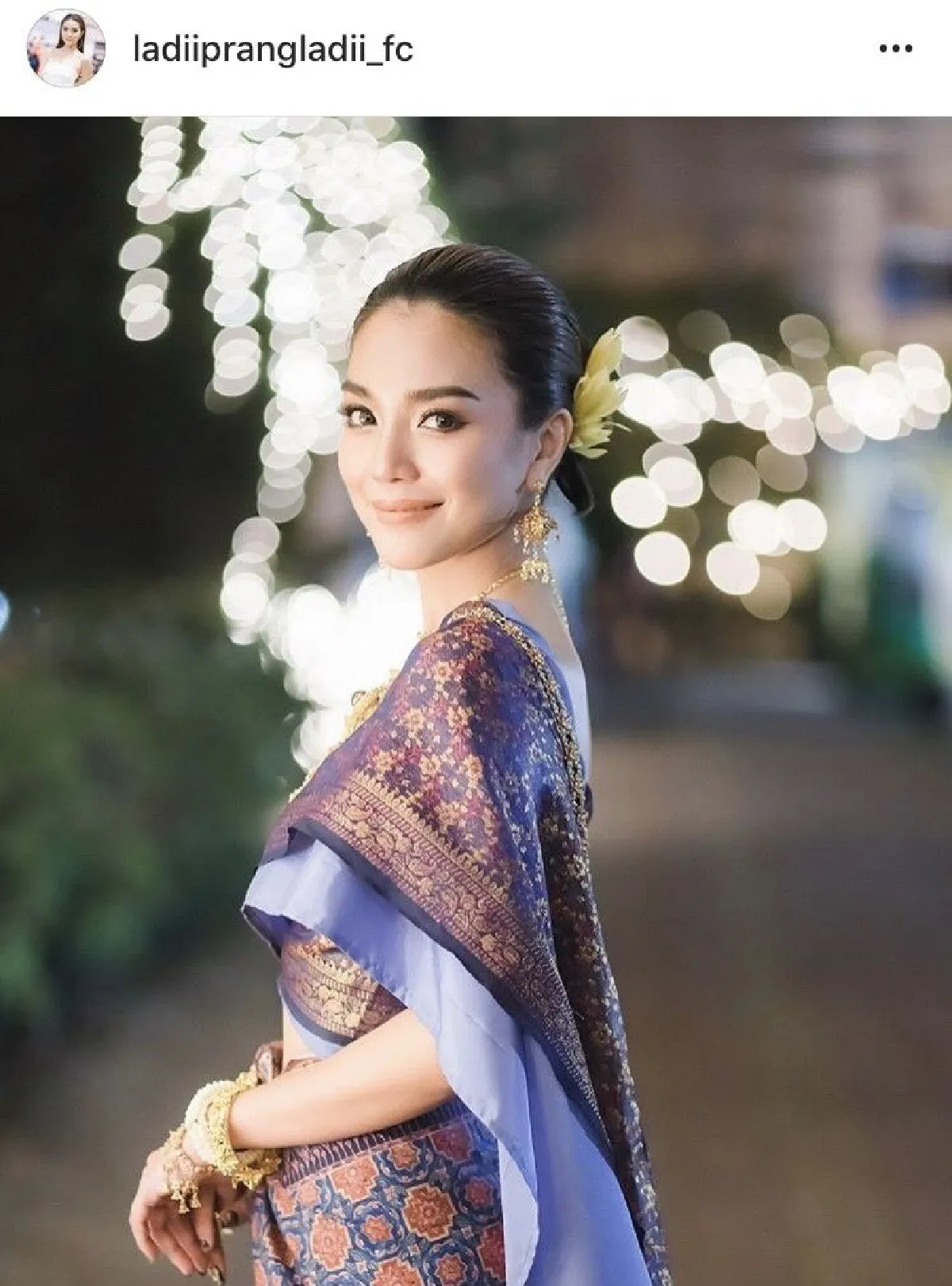 ปราง กัญญ์ณรัณ แต่งชุดไทยสไบม่วง สวยงามท่ามกลางแสงไฟยามค่ำคืน