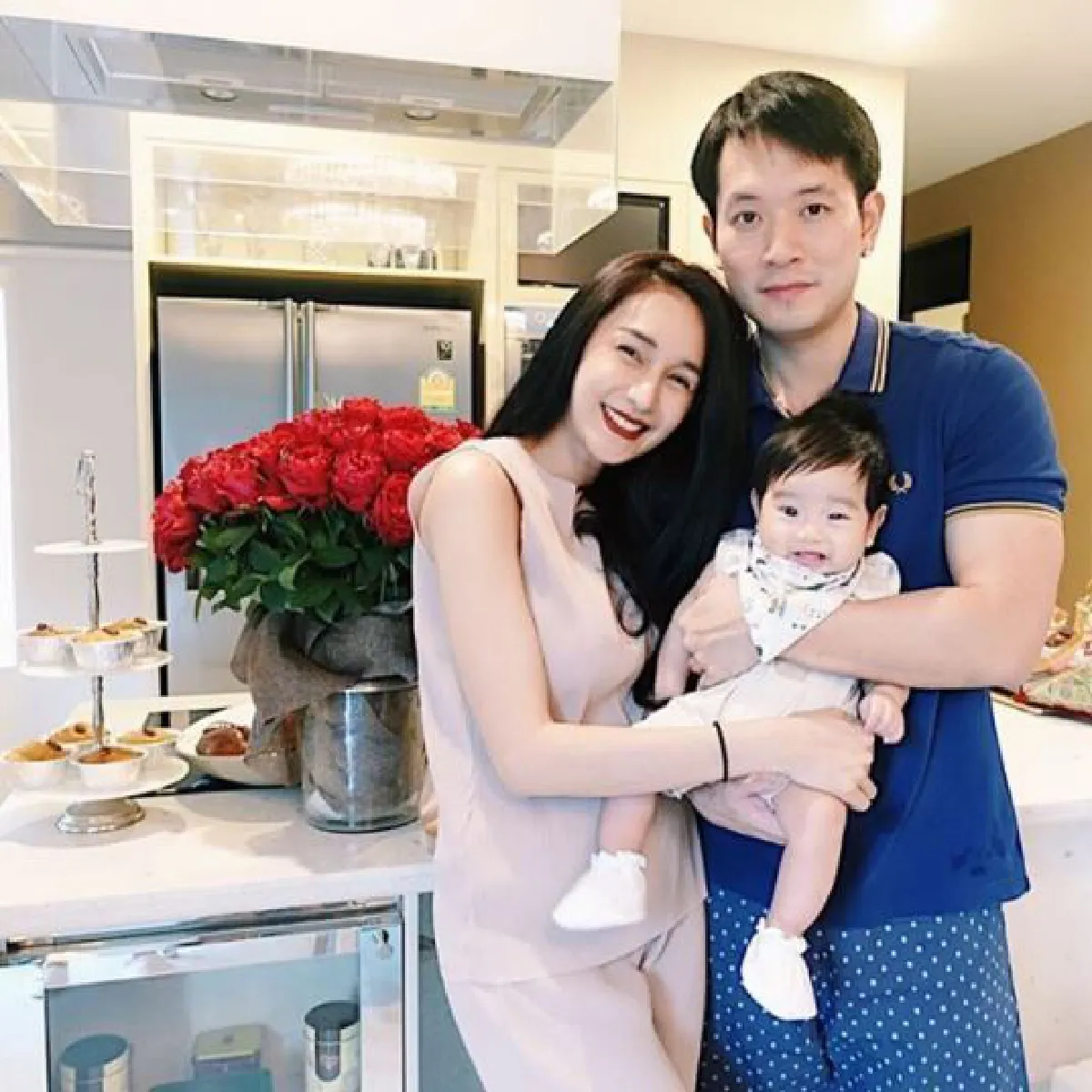 เนย ยิ้มไม่หุบ! เอ ศุภชัย ซื้อสร้อยทองเส้นใหญ่รับขวัญ น้องอคิณ (คลิป)