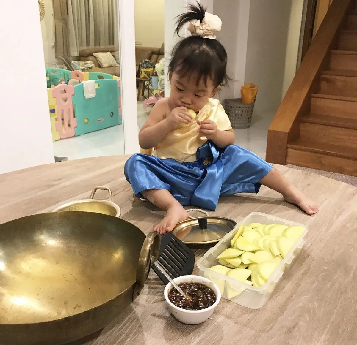 แซ่บมั้ยเจ้าคะ? แม่หญิงเป่าเปา นั่งทำมะม่วงน้ำปลาหวานกินที่เรือนบางพลี