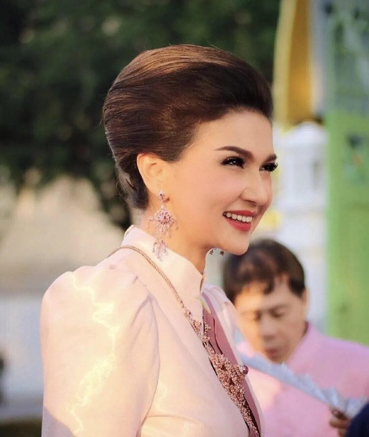 เป๊ะไม่เปลี่ยน! แอน สิเรียม แต่งชุดไทยสวยหวานร่วมงานอุ่นไอรักฯ