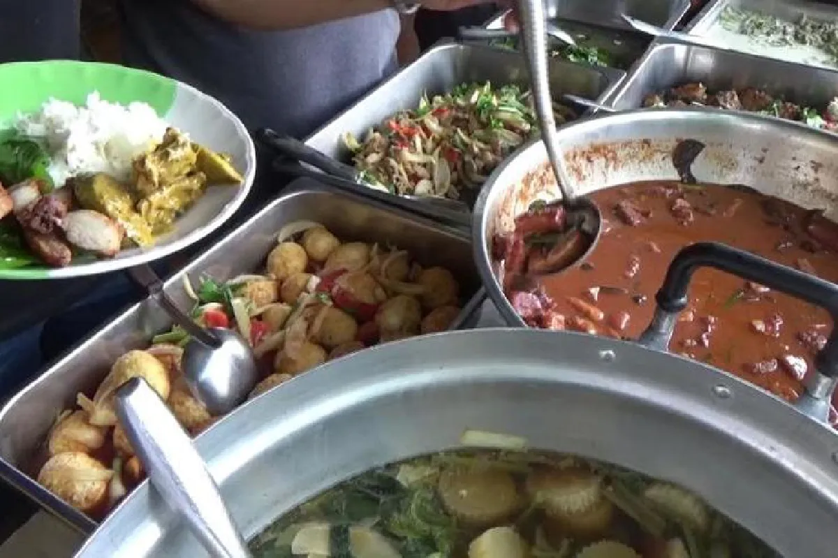 อิ่มไม่อั้น! ข้าวแกงบุฟเฟ่ต์วังวิเศษ 49 บาท