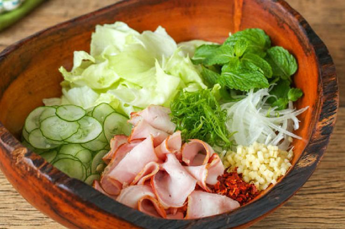 จากยอดดอยสู่บ้านเรา ยำสลัดหมูรมควัน จากยอดดอยสู่บ้านเรา ยำสลัดหมูรมควัน