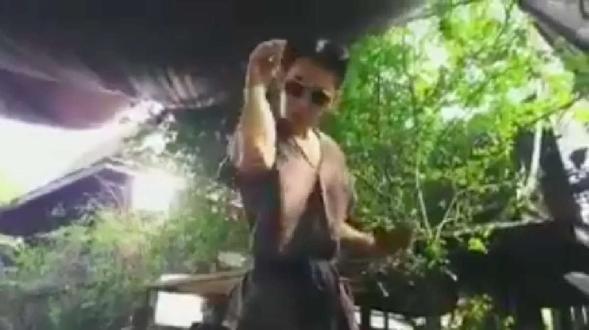 “จ้อย” โพสต์คลิปท่าให้อาหาร “ไอ้เหลือง” แบบคูลๆ