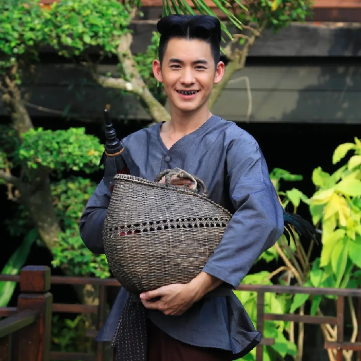 “จ้อย” โพสต์คลิปท่าให้อาหาร “ไอ้เหลือง” แบบคูลๆ
