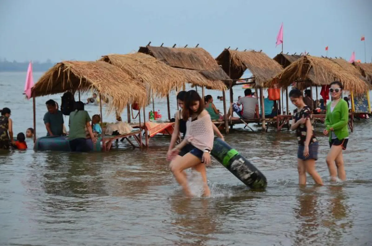 ‘หาดแห่’ อันซีนกลางแม่น้ำโขง