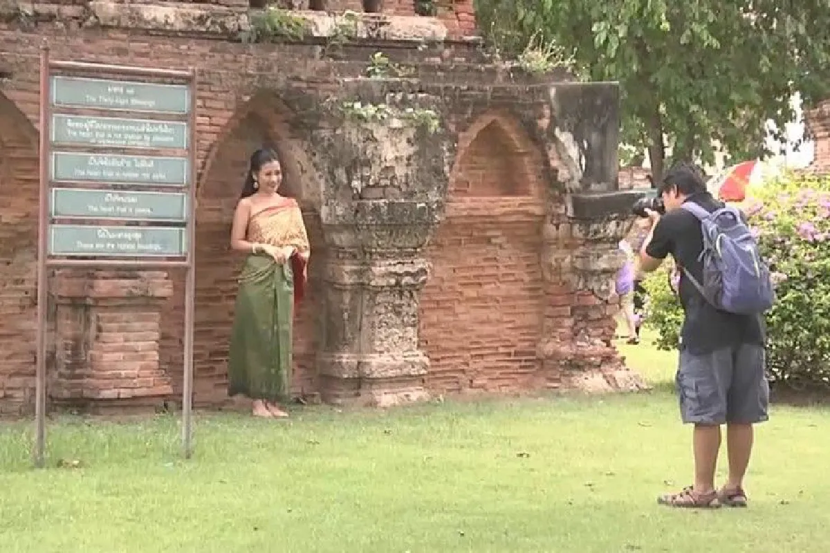 บุพเพสันนิวาสแรง!คนแต่งชุดไทยเที่ยวกรุงเก่าตามรอยละครดัง