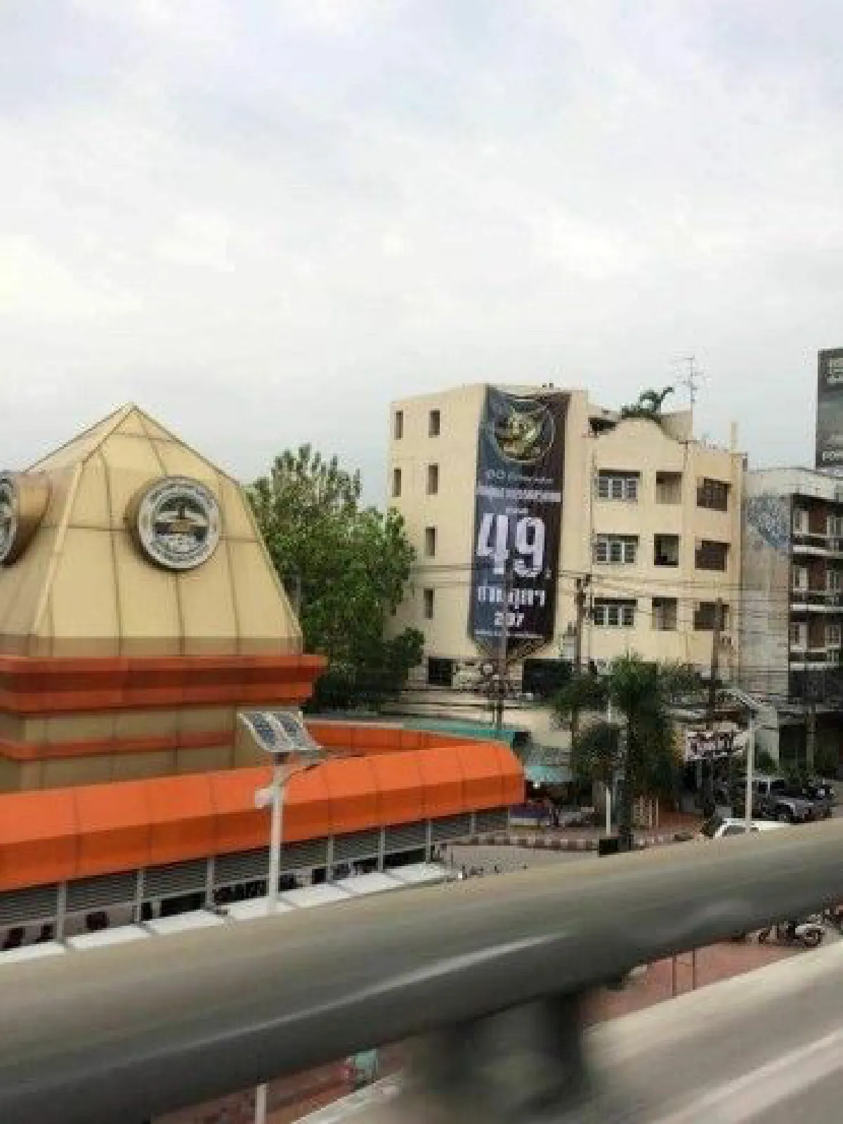 เด็กช่างอุตฯ เลิกพ่นสีกำเเพง เปลี่ยนใช้วิธีเช่าตึกติดป้ายประกาศศักดา