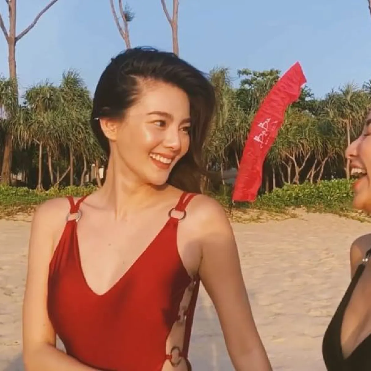 12 ภาพ "ดิว อริสรา" เซ็กซี่ปรอทแตก พาทะเลภูเก็ตเดือด