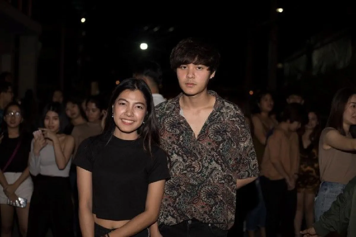 โซเชียลฮา "ธันวา เดอะทอยส์" หน้านิ่งเป็นสแตนดี้ถ่ายรูปกับแฟนคลับ