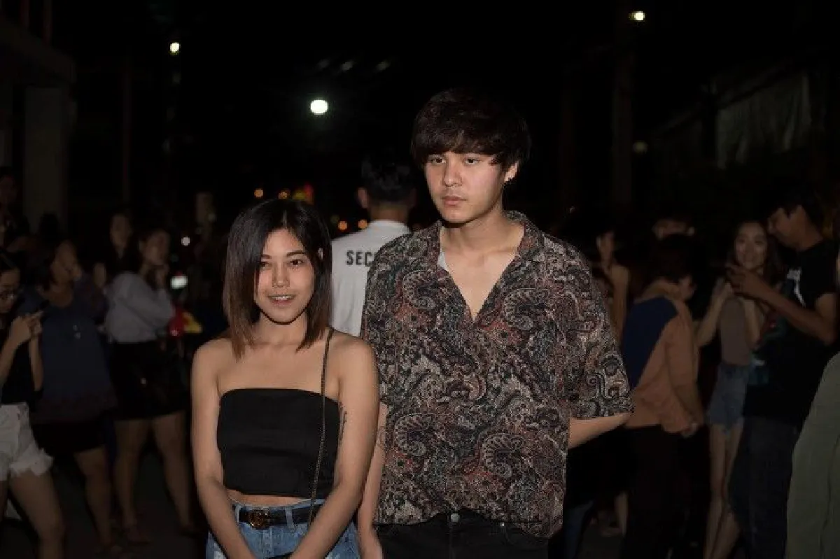 โซเชียลฮา "ธันวา เดอะทอยส์" หน้านิ่งเป็นสแตนดี้ถ่ายรูปกับแฟนคลับ