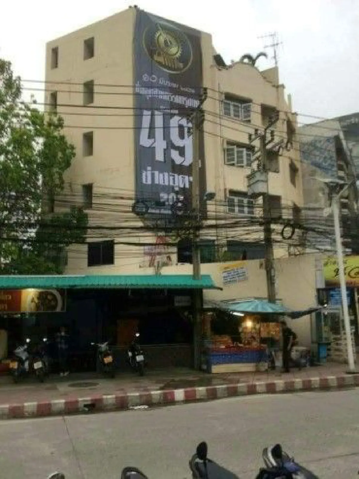 เด็กช่างอุตฯ เลิกพ่นสีกำเเพง เปลี่ยนใช้วิธีเช่าตึกติดป้ายประกาศศักดา