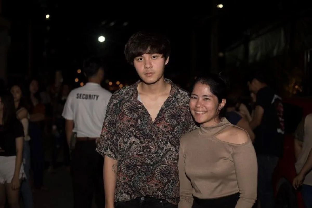 โซเชียลฮา "ธันวา เดอะทอยส์" หน้านิ่งเป็นสแตนดี้ถ่ายรูปกับแฟนคลับ