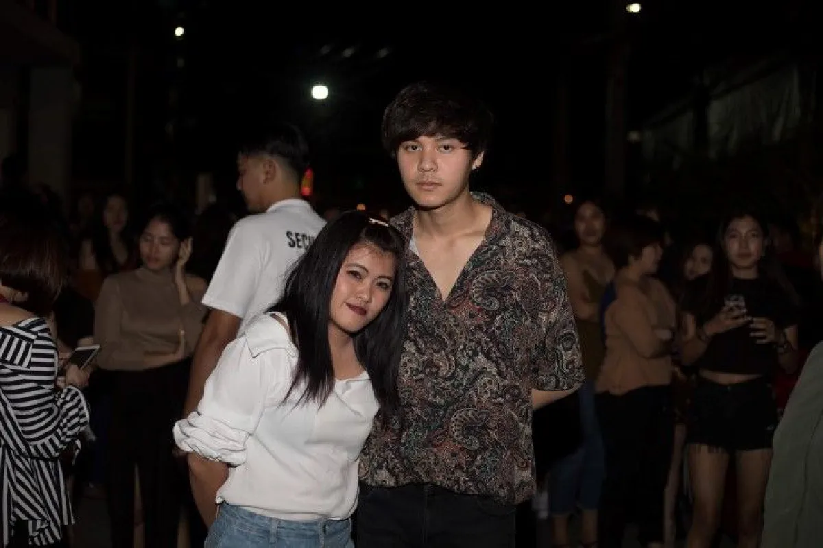 โซเชียลฮา "ธันวา เดอะทอยส์" หน้านิ่งเป็นสแตนดี้ถ่ายรูปกับแฟนคลับ