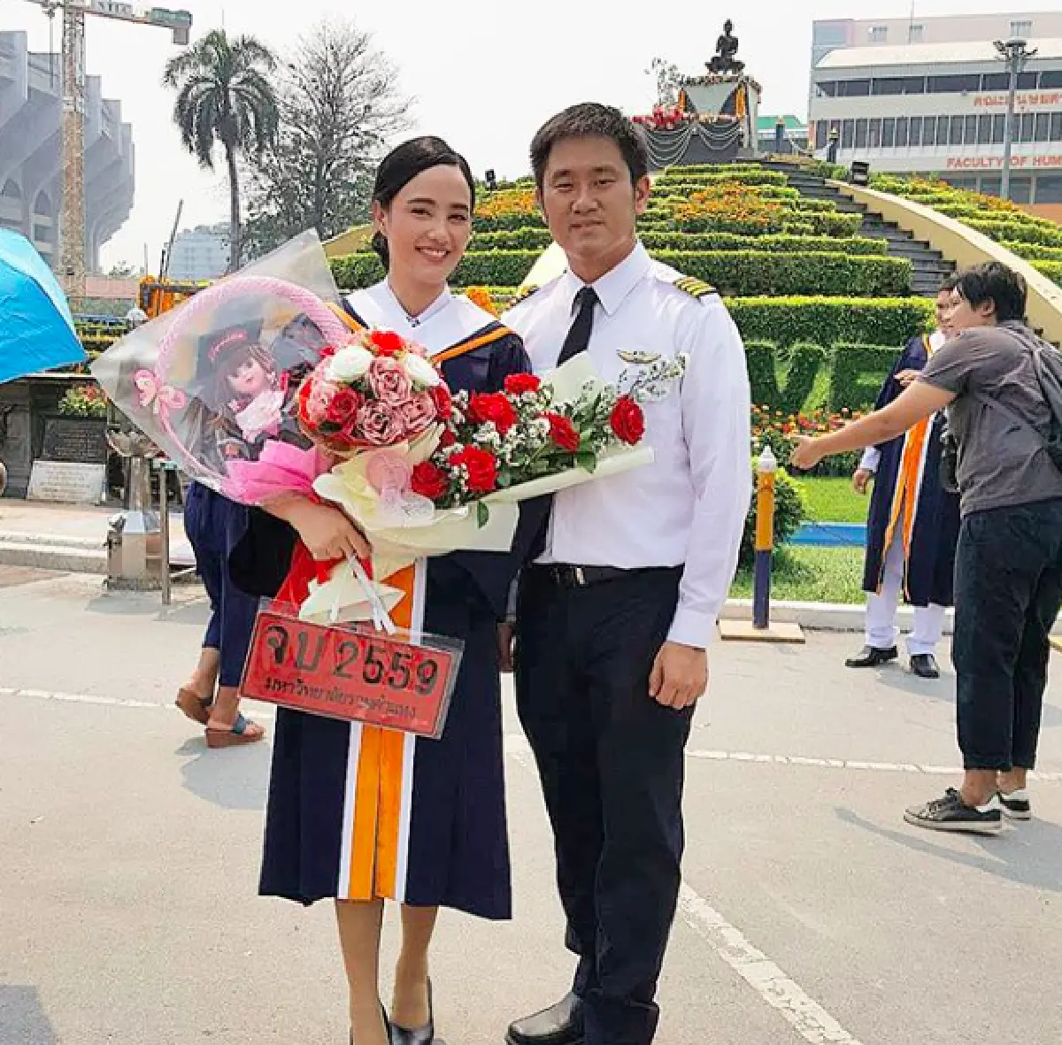 "กุญแจซอล” รับปริญญา ไร้เงาพ่อแม่ ด้านน้องสาวจบพร้อมกัน ครอบครัวร่วมยินดี
