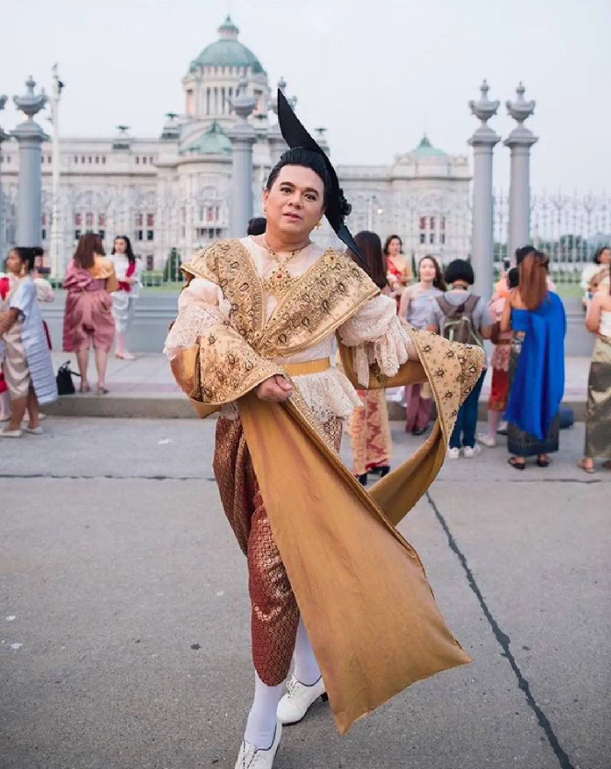 เก็บตกคนบันเทิงใส่ชุดไทย ร่วมงาน “อุ่นไอรักฯ”